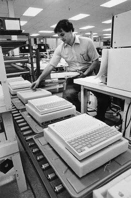 一组 80 年代美国苹果电脑工厂流水线的照片